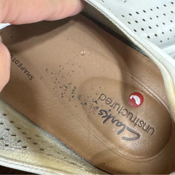 CLARK’s Unstructured Women's Cream Leather Sneakers Removable cushion Size 8 GUC - Picture 3 of 16